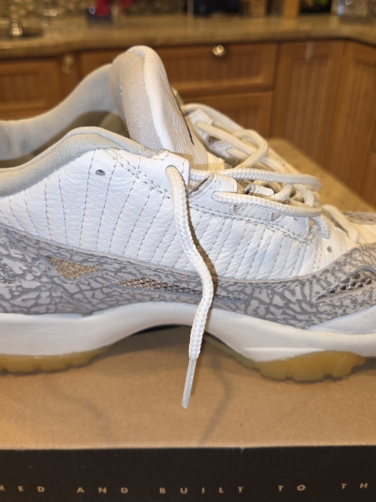 Jordan\'s 11 IE Low 1996 main image 14